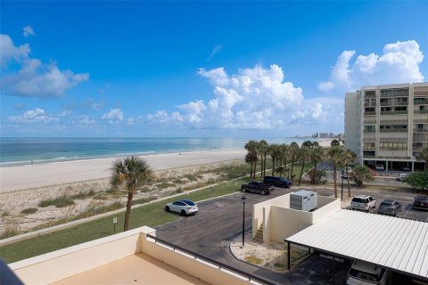 Condo in Clearwater, Florida, 2 bedrooms № 2211434 - photo 24