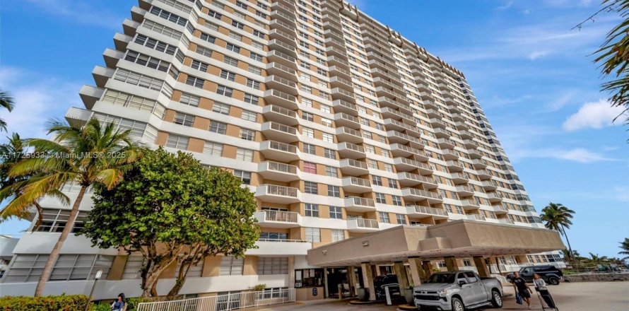 Condo à Hallandale Beach, Floride, 3 chambres № 1874533