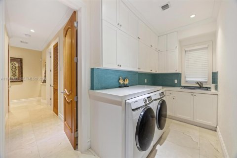 House in Coral Gables, Florida 6 bedrooms, 506.97 sq.m. № 2007587 - photo 10