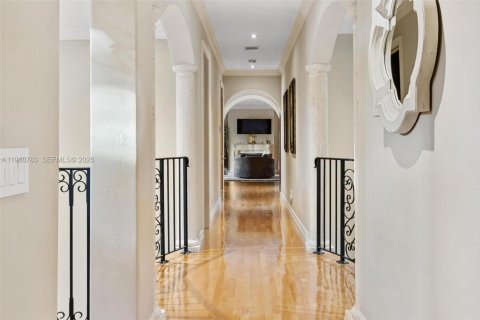 House in Coral Gables, Florida 6 bedrooms, 506.97 sq.m. № 2007587 - photo 30