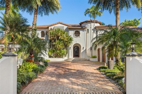 House in Coral Gables, Florida 6 bedrooms, 506.97 sq.m. № 2007587 - photo 3