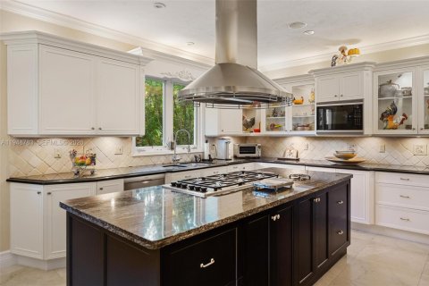 House in Coral Gables, Florida 6 bedrooms, 506.97 sq.m. № 2007587 - photo 29