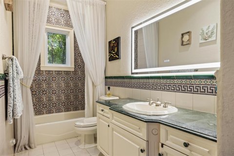 House in Coral Gables, Florida 6 bedrooms, 506.97 sq.m. № 2007587 - photo 12