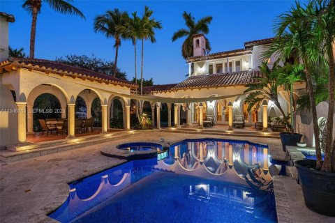 House in Coral Gables, Florida 6 bedrooms, 506.97 sq.m. № 2007587 - photo 5