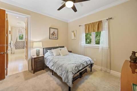 House in Coral Gables, Florida 6 bedrooms, 506.97 sq.m. № 2007587 - photo 11