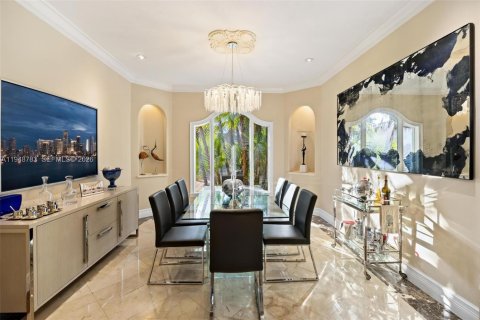 House in Coral Gables, Florida 6 bedrooms, 506.97 sq.m. № 2007587 - photo 18