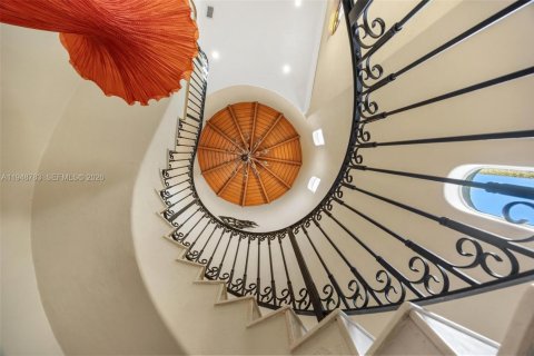 House in Coral Gables, Florida 6 bedrooms, 506.97 sq.m. № 2007587 - photo 17