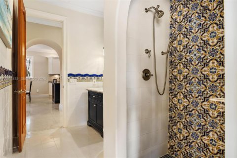 House in Coral Gables, Florida 6 bedrooms, 506.97 sq.m. № 2007587 - photo 22