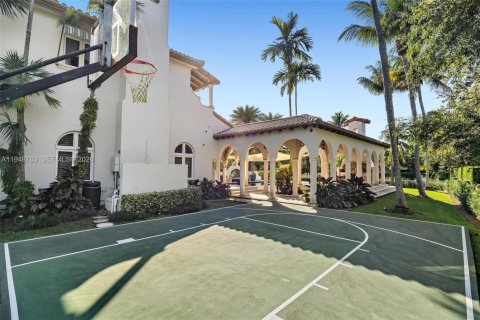 House in Coral Gables, Florida 6 bedrooms, 506.97 sq.m. № 2007587 - photo 6