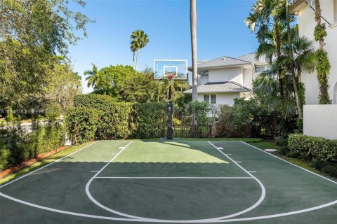 House in Coral Gables, Florida 6 bedrooms, 506.97 sq.m. № 2007587 - photo 7