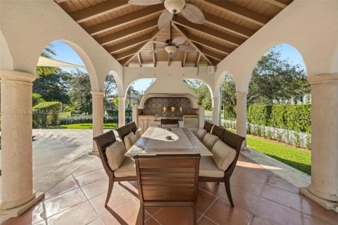 House in Coral Gables, Florida 6 bedrooms, 506.97 sq.m. № 2007587 - photo 8
