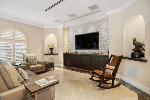 House in Coral Gables, Florida 6 bedrooms, 506.97 sq.m. № 2007587 - photo 23