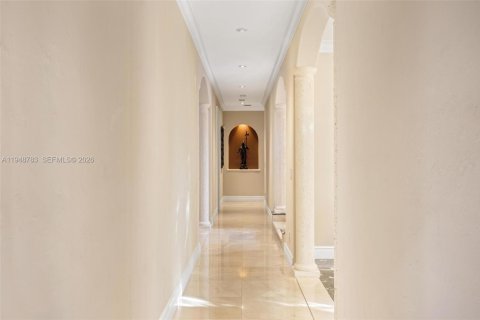 House in Coral Gables, Florida 6 bedrooms, 506.97 sq.m. № 2007587 - photo 20