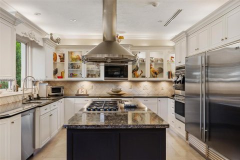 House in Coral Gables, Florida 6 bedrooms, 506.97 sq.m. № 2007587 - photo 28