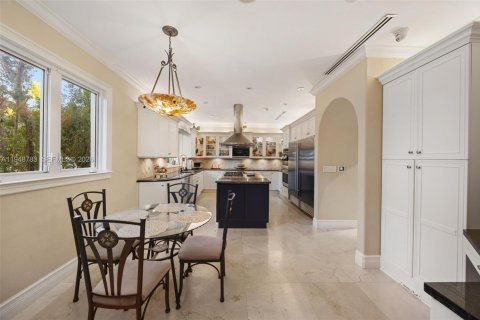 House in Coral Gables, Florida 6 bedrooms, 506.97 sq.m. № 2007587 - photo 27