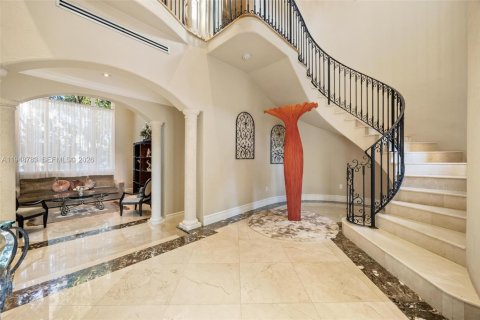 House in Coral Gables, Florida 6 bedrooms, 506.97 sq.m. № 2007587 - photo 16
