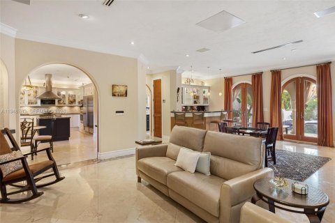 House in Coral Gables, Florida 6 bedrooms, 506.97 sq.m. № 2007587 - photo 24