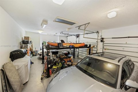 House in Coral Gables, Florida 6 bedrooms, 506.97 sq.m. № 2007587 - photo 9