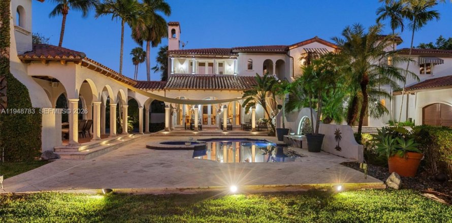 House in Coral Gables, Florida 6 bedrooms, 506.97 sq.m. № 2007587