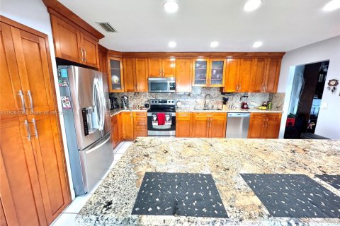 House in Miami, Florida 3 bedrooms, 159.05 sq.m. № 1802766 - photo 8