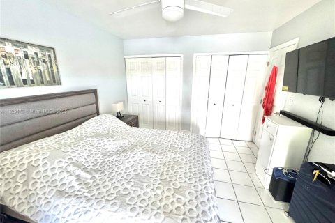 House in Miami, Florida 3 bedrooms, 159.05 sq.m. № 1802766 - photo 13