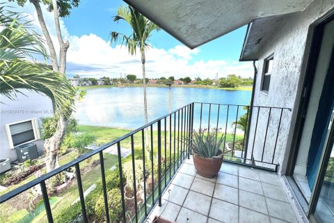 House in Miami, Florida 3 bedrooms, 159.05 sq.m. № 1802766 - photo 29