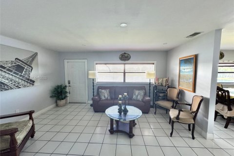 House in Miami, Florida 3 bedrooms, 159.05 sq.m. № 1802766 - photo 2