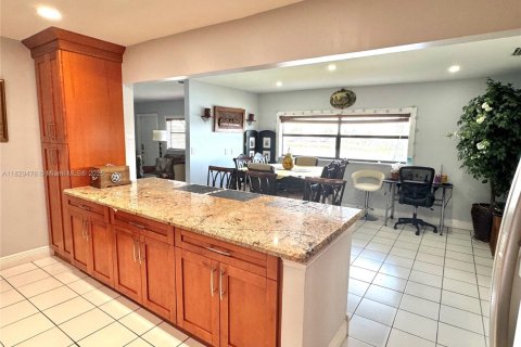 House in Miami, Florida 3 bedrooms, 159.05 sq.m. № 1802766 - photo 6