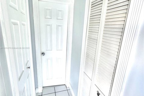 House in Miami, Florida 3 bedrooms, 159.05 sq.m. № 1802766 - photo 23