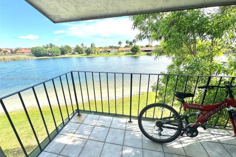 House in Miami, Florida 3 bedrooms, 159.05 sq.m. № 1802766 - photo 15