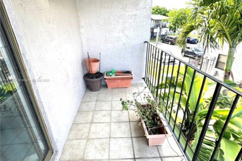 House in Miami, Florida 3 bedrooms, 159.05 sq.m. № 1802766 - photo 28