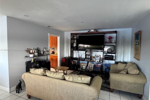 House in Miami, Florida 3 bedrooms, 159.05 sq.m. № 1802766 - photo 4