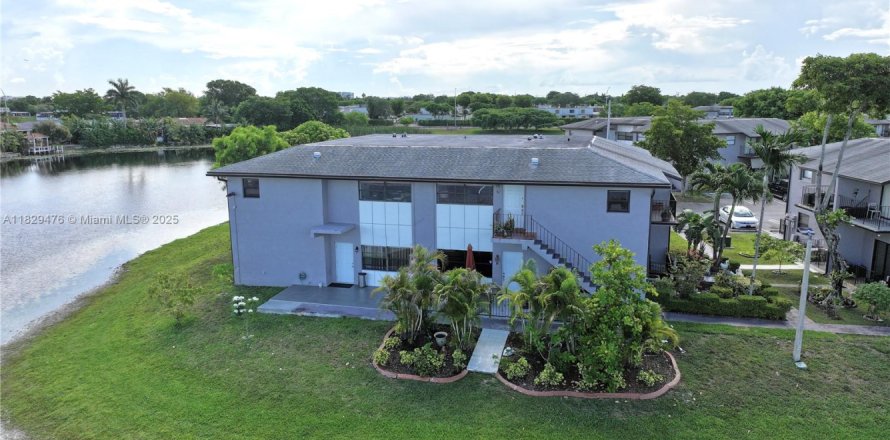 House in Miami, Florida 3 bedrooms, 159.05 sq.m. № 1802766