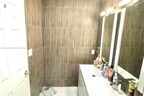 House in Miami, Florida 3 bedrooms, 159.05 sq.m. № 1802766 - photo 24