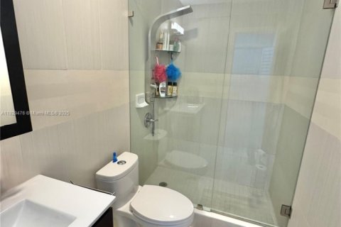 House in Miami, Florida 3 bedrooms, 159.05 sq.m. № 1802766 - photo 17