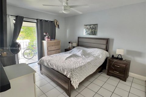 House in Miami, Florida 3 bedrooms, 159.05 sq.m. № 1802766 - photo 12