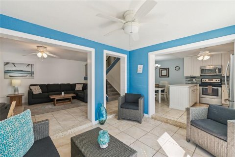 Townhouse in New Smyrna Beach, Florida 2 bedrooms, 120.59 sq.m. № 2094128 - photo 5