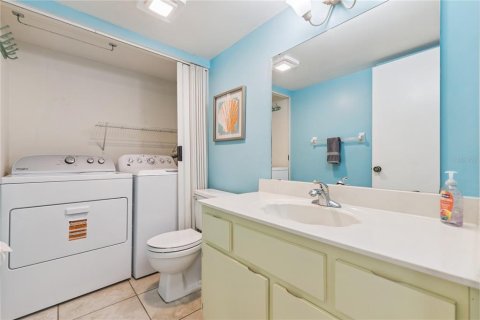 Townhouse in New Smyrna Beach, Florida 2 bedrooms, 120.59 sq.m. № 2094128 - photo 25