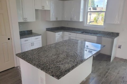 House in Port Charlotte, Florida 3 bedrooms, 130.06 sq.m. № 2165945 - photo 2