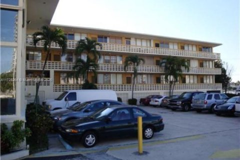 Condo in Miami Beach, Florida  № 2022862 - photo 4