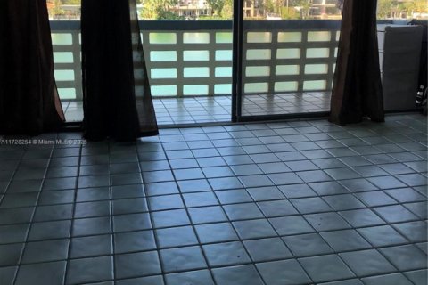 Condo in Miami Beach, Florida  № 2022862 - photo 6