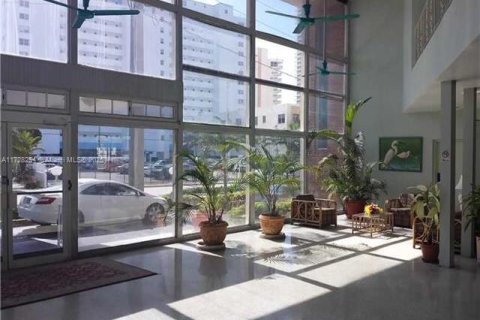 Condo in Miami Beach, Florida  № 2022862 - photo 5