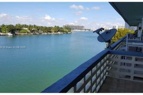 Condo in Miami Beach, Florida  № 2022862 - photo 3