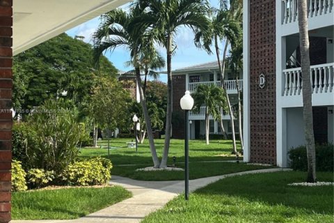 Купить кондоминиум в Форт-Лодердейл, Флорида 2 спальни, 81.29м2, № 1970154 - фото 1