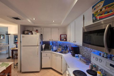 Купить кондоминиум в Халландейл-Бич, Флорида 3 комнаты, 89.93м2, № 2175610 - фото 2