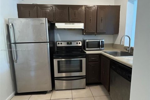 Condo in Miami, Florida, 1 bedroom № 1979871 - photo 2