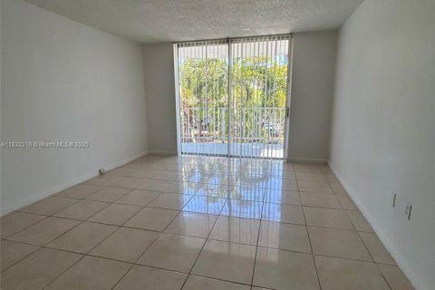 Condo in Miami, Florida, 1 bedroom № 1979871 - photo 1