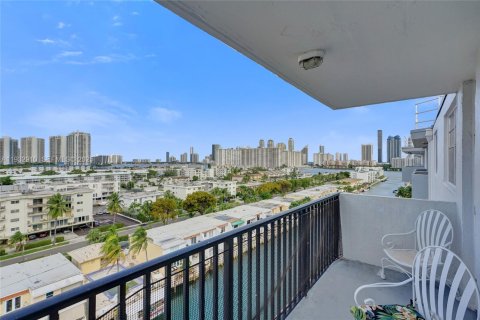 Condo in North Miami Beach, Florida, 2 bedrooms № 2152463 - photo 3
