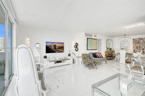 Condo in North Miami Beach, Florida, 2 bedrooms № 2152463 - photo 24