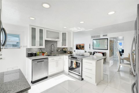Condo in North Miami Beach, Florida, 2 bedrooms № 2152463 - photo 27